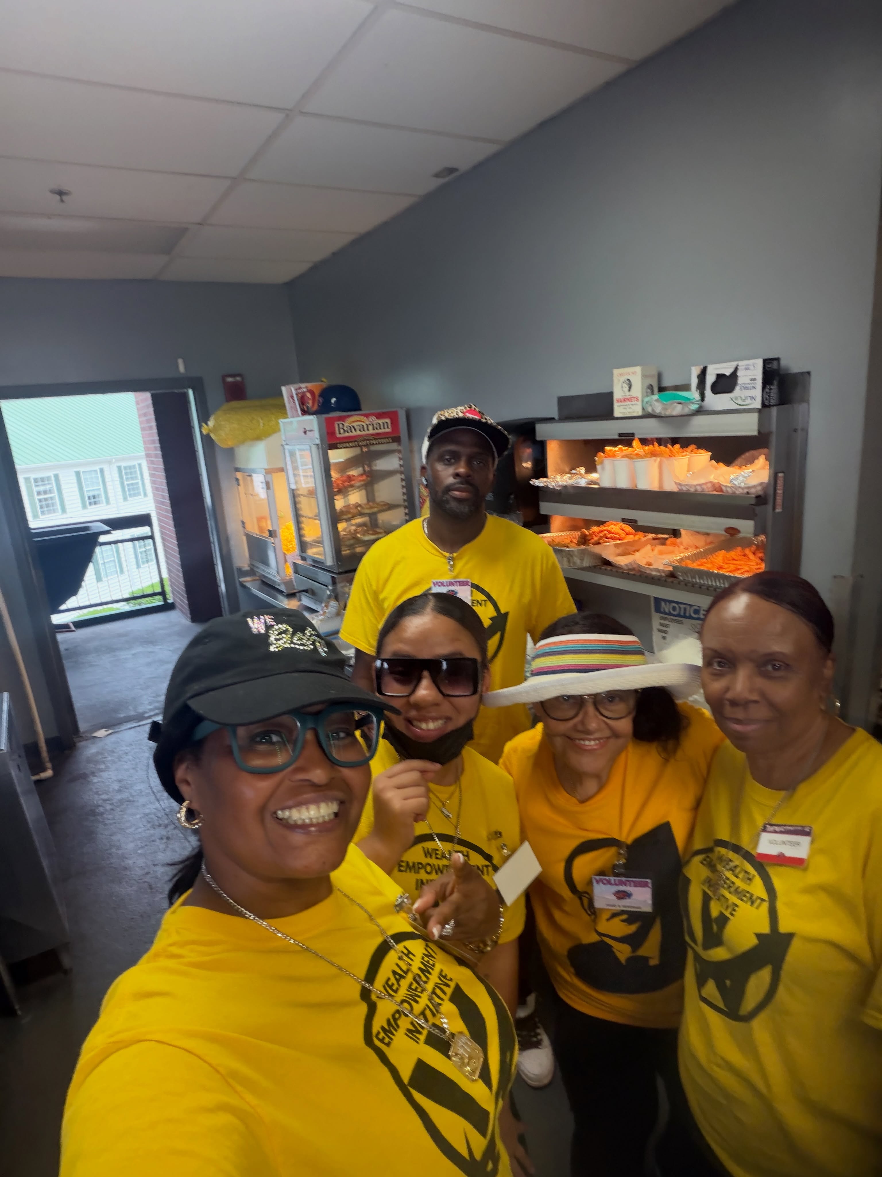 Another good volunteer crew today at @jaxshrimp. I love getting in a phot before the doors open. 

Interested in volunteering with us, link in bio for various opportunities.

#wealthempowermentinitiative #volunteering #community